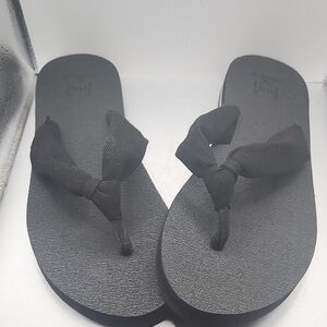 Chic Black Women's Flip-Flop Sandals